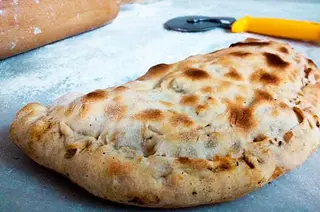 Calzone con melanzane, gorgonzola, e mozzarella