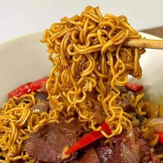 97. Yakisopa frito con ternera