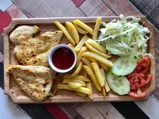 Pohovana piletina sa pomfritom i salatom