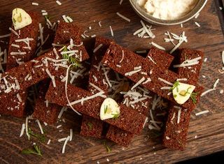 Pesmeți cu usturoi și parmegiano