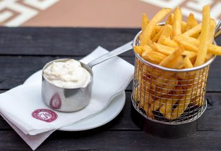 Пържени картофки със чеснов сос (200г)