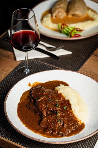 Juneći šniceli u umaku prilog pire krumpir