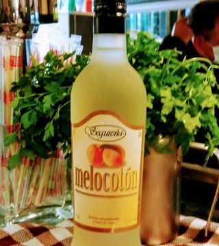 Bot. Licor melocotón +hielo