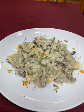 Tortelloni Con Salsa De Champiñones Y Trufa