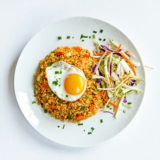 Ryż smażony z jajkiem i surówką