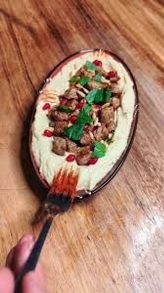 Hommos garni de cubes de viandes