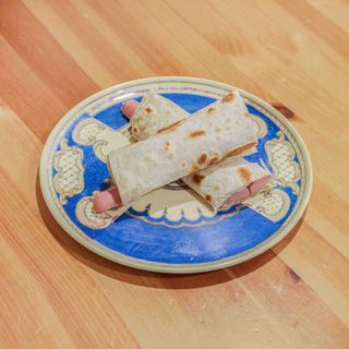 18. Wurstel, Edamer e salsa a scelta