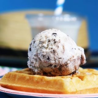 Gofre con helado artesano