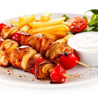 Курица на шпажках с картофелем фри