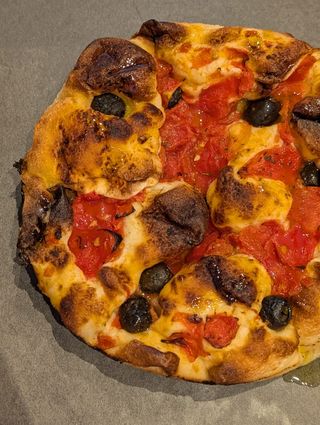 Focaccia barese con olive e pomodoro