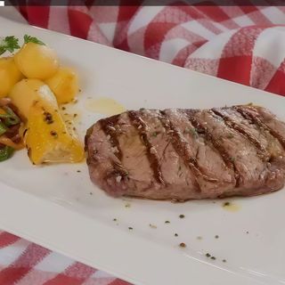 Solomillo De Ternera Angus A La Parrilla Con Guarnición