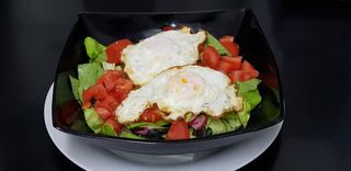 Salata cu piept de pui la gratar si oua ochiuri