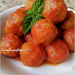 polpette di carne al sugo , crostini di pane 