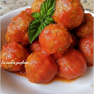polpette di carne al sugo , crostini di pane 