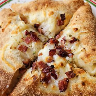 Fogacha con Pesto Genovese Y Queso