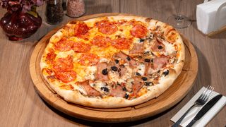 PIZZA LUNA ROSA 50/50( jumatate quattro formagi cu salam picant,jumatate bacon,ciuperci,masline)