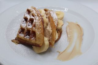Waffle cu ciocolata albă și banane