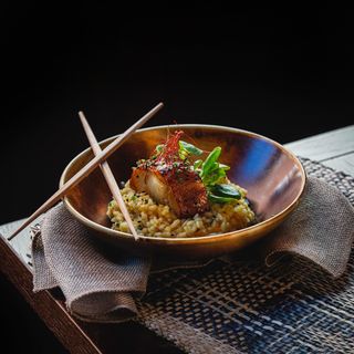 Kamo no yakimeshi: arroz salteado con confit de pato,