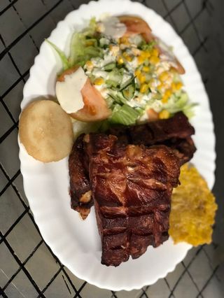 Costilla Ahumada Con Patacón