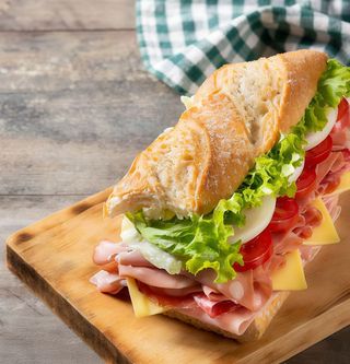 Bocata de lomo con huevo y queso