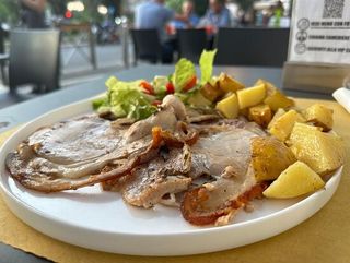 Piatto di porchetta franchi del territorio con contorno