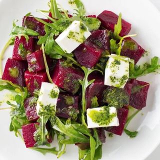 Салат из рукколы со свеклой и козьим сыром (250г)