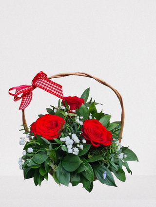Korpa sa 3 crvene ruže
