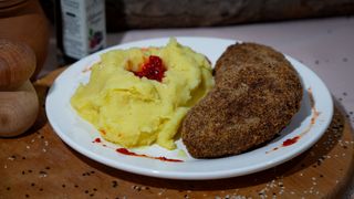 კატლეტი და პიურე  2ც კატლეტი 250გ პიურე