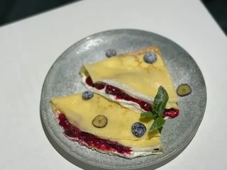 Млинці з йогуртом і вишнею