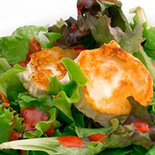 Ensalada verde con queso de cabrá y frutos secos 
