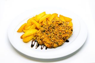 Snitel din pulpa de pui cu seminte cu cartofi