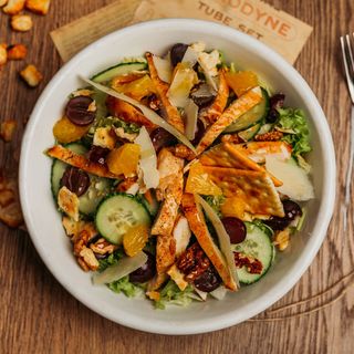 Salată cu pui rumenit, struguri și parmezan