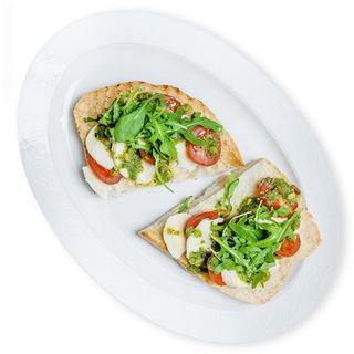 Брускети з Моцареллою, помідорами черрі  та соусом Песто (190г)