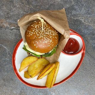 Бургер з котлетою з яловичини та сиром Брі