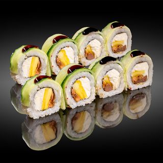 Рол в огірку зі смаженим лососем та манго