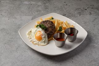 Бифштекс с яйцом и фри  (230 г)