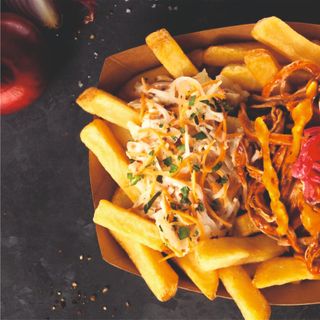 Patate fritte con carne di porco saltato in padella e speziato