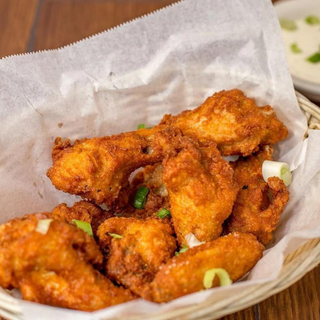 Alitas rebozadas + Patacones