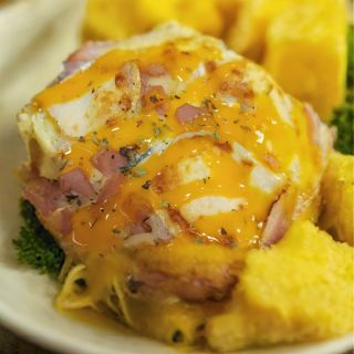 PIZA CABRA Becon, chedar, queso cabra , cebolla frita y caramalizada