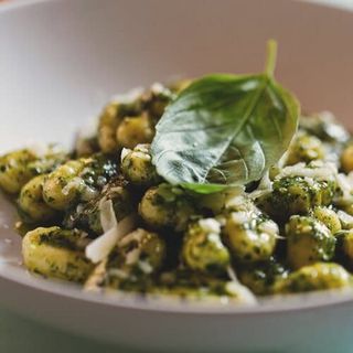 Gnocchi con pesto casero
