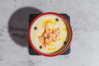 Salmorejo de espárragos con salmón
