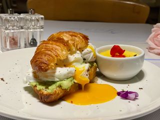 Croissant cu avocado și oua poșate