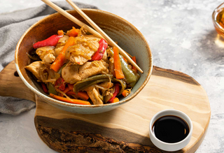 3165 Пилешко със зеленчуци 700 гр. + Бира Загорка кен