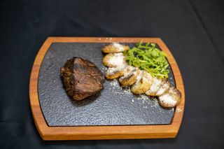 Mușchi de vită cu cartofi pe plită