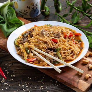 85b. Pad Thai z wołowiną i warzywami