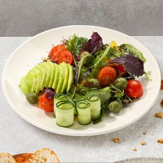 Salată verde cu avocado