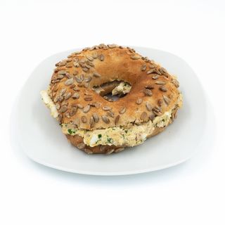 Бейгель с тунцом