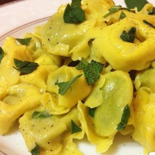 Tortellini fatti in casa con burro e salvia