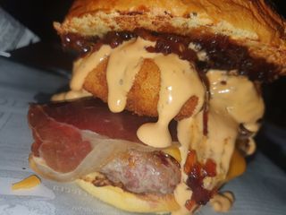 LA CASTELLANA BURGER CON PATATAS DIPPERS (con croquetas y cecina)