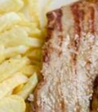 Milanesa De Pollo Con Patatas Fritas Y Ensalada